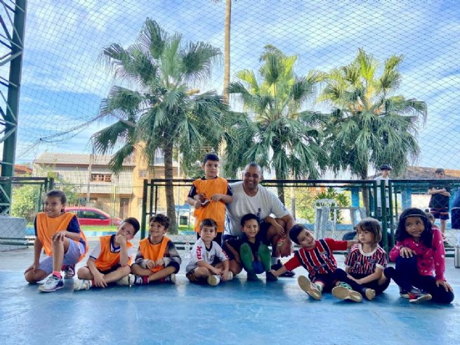 Foto: Crianças ampliam práticas de locomoção e coordenação motora em aulas de futsal