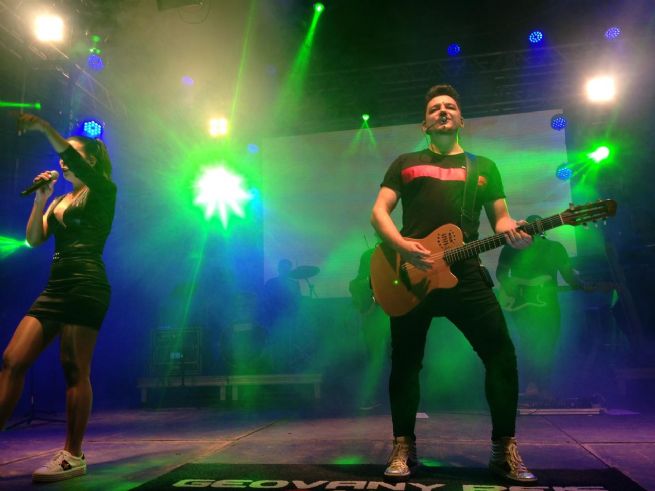 Foto: No aniversário de São Sebastião a dupla sertaneja Giovany Reis & Melissa se apresenta em Boiçucanga